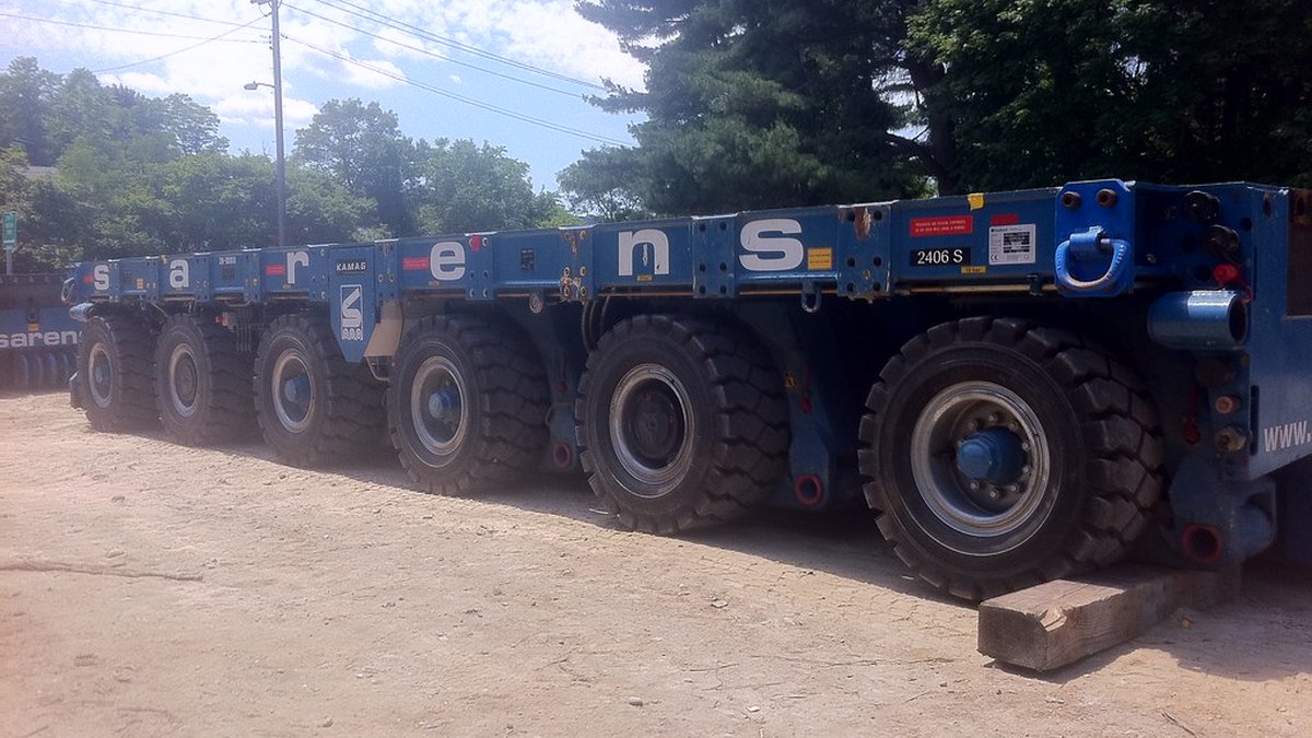 Multi-axle trailer ready for a heavy move
