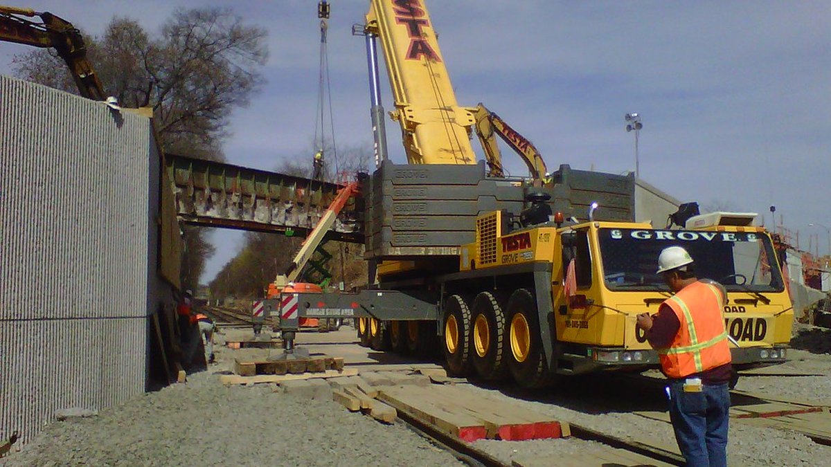 Mobile crane lifting a heavy piece
